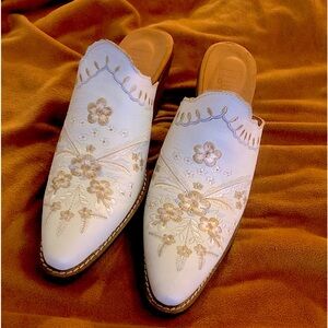 Dingo Wildflower Primrose Floral Embroidered Mule Womens Off White Casual Boot